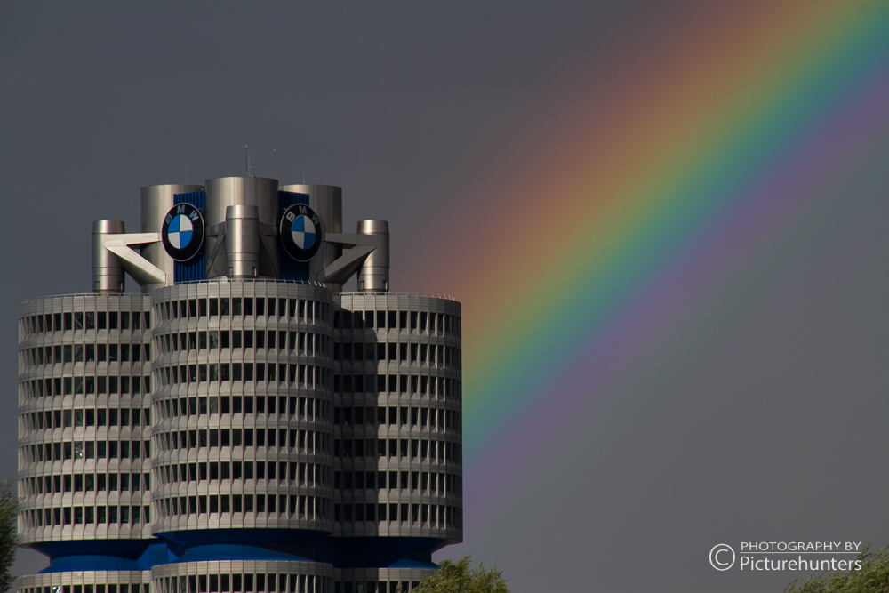 BMW-Turm mit Regenbogen