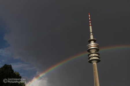 Olympiaturm mit Regenbogen