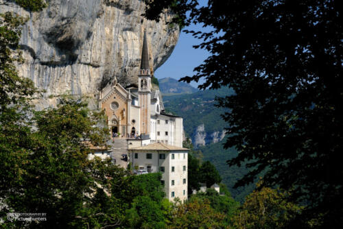 Kirche in der Felswand