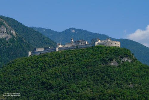 Burg an der Autobahn