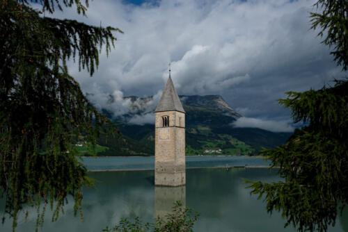 Kirchturm im See