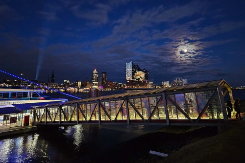 Mond über der Stadt