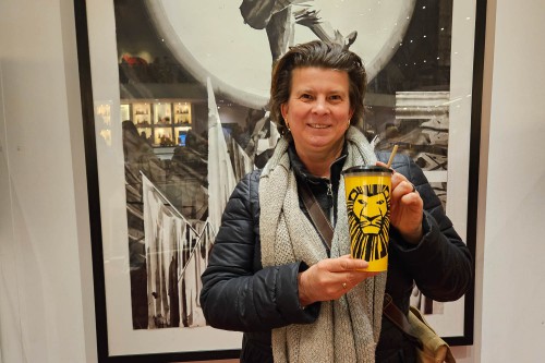 Andrea mit Mitbringsel