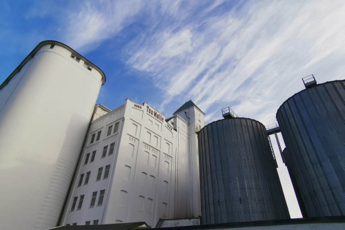 Große Fabrik am Hafen