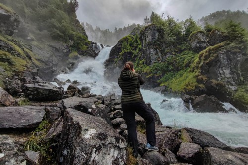 Andrea vorm Wasserfall