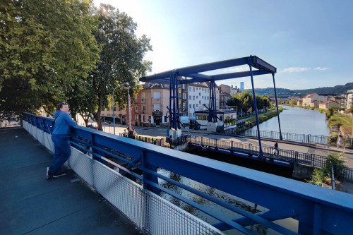 Brücke über einen Kanal