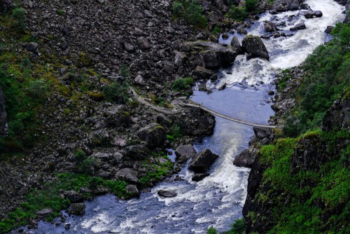 Hängebrücke im Tal