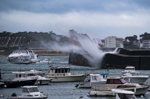 Heftige Wellen am Hafen