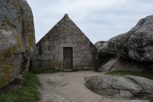 Haus zwischen Felsen