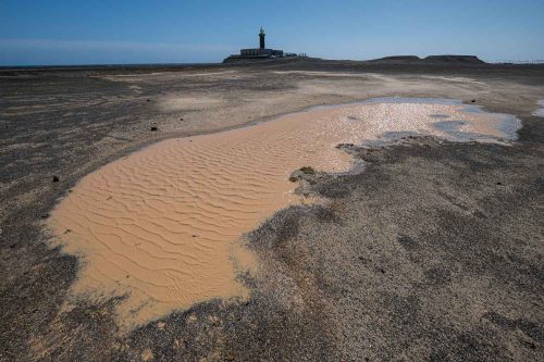 Pfütze und Leuchtturm