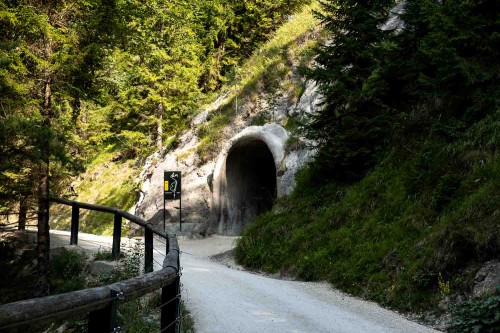 Vor einem Tunnel