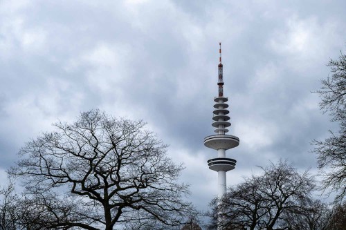 Turm in Wolken